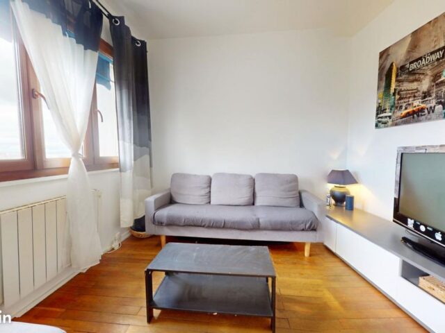 Salon qui devient une chambre à louer en colocation